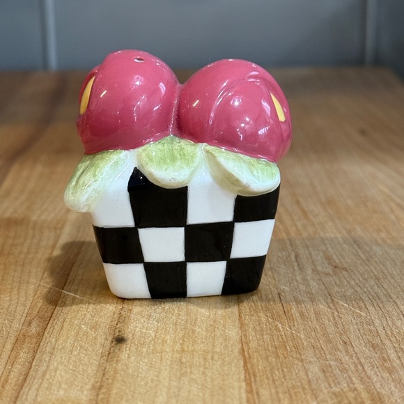 Mary Engelbreit Flowers & Chick ceramic salt and pepper shakers - Picture 6 of 11